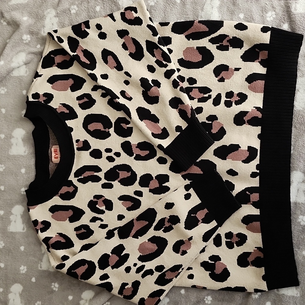 EVRI leapord print pullover crew neck sweater size 1X pink and black